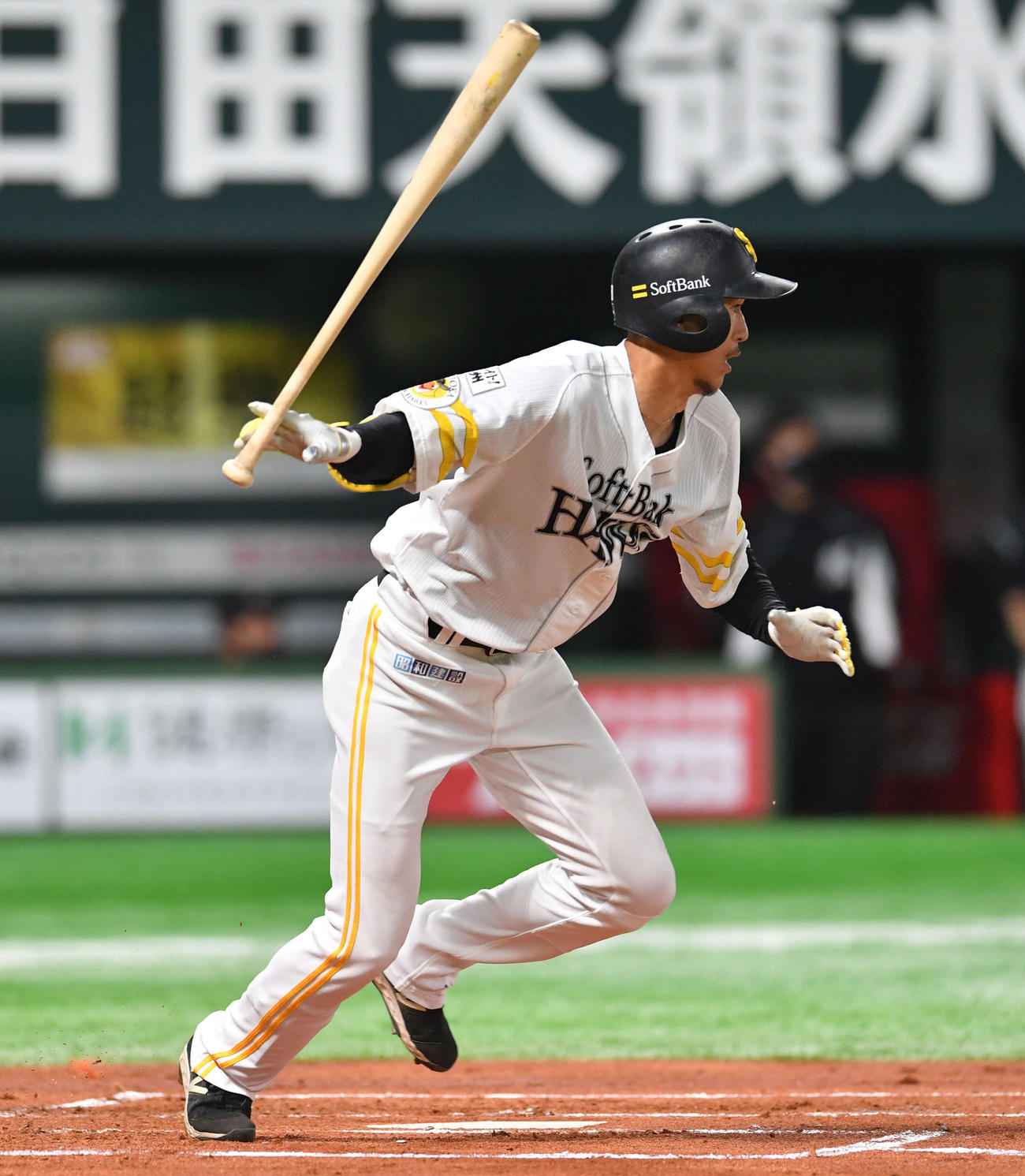 ソフトバンク対ロッテ　1回裏ソフトバンク無死、三森は遊撃内野安打で出塁する（撮影・岩下翔太）