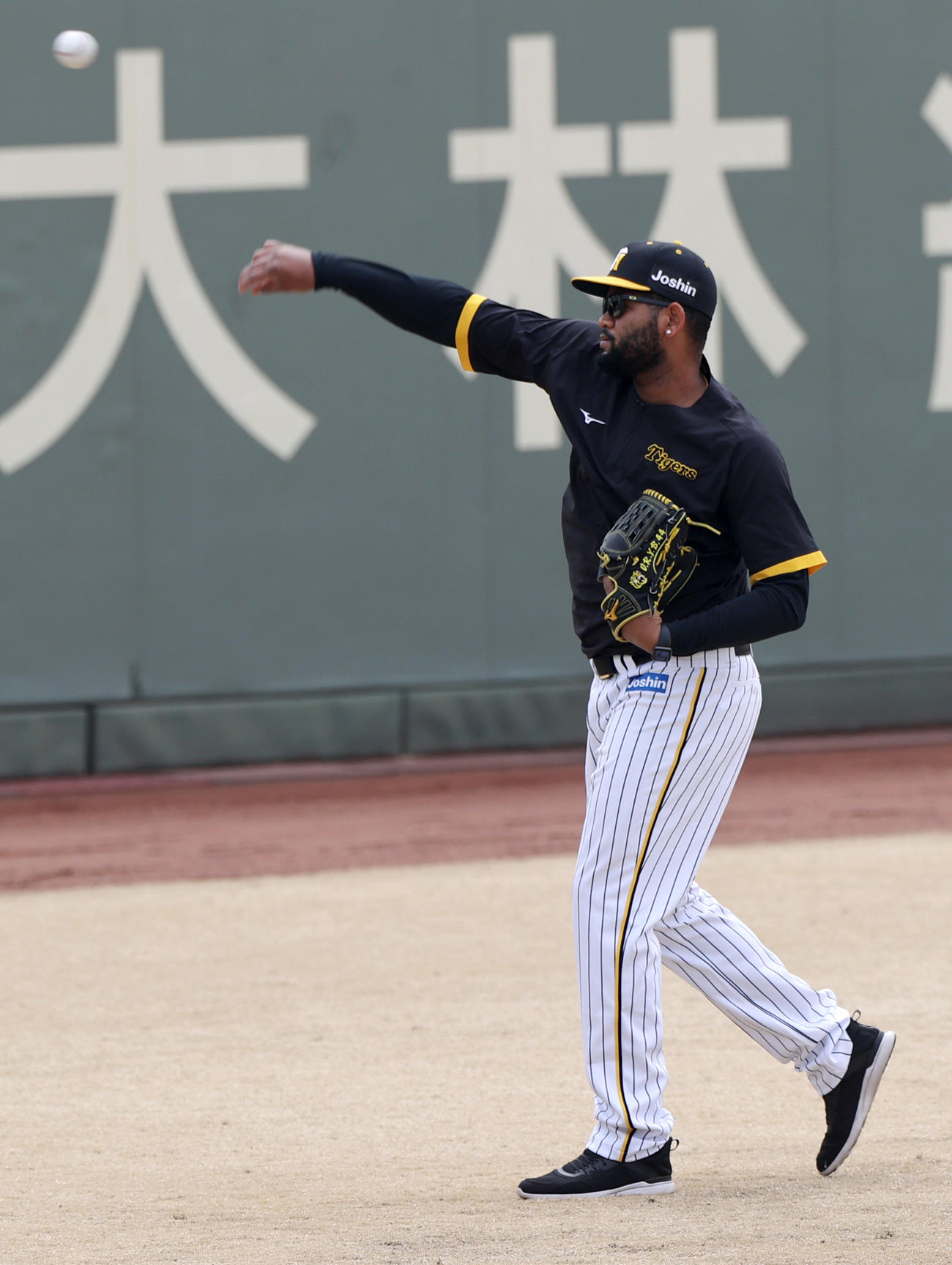 鳴尾浜球場で調整する阪神アルカンタラ（撮影・上山淳一）