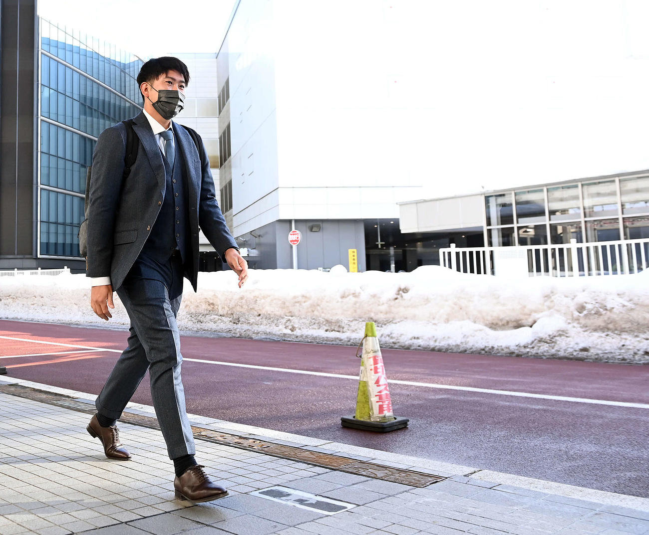 札幌に到着した巨人菅野（撮影・たえ見朱実）