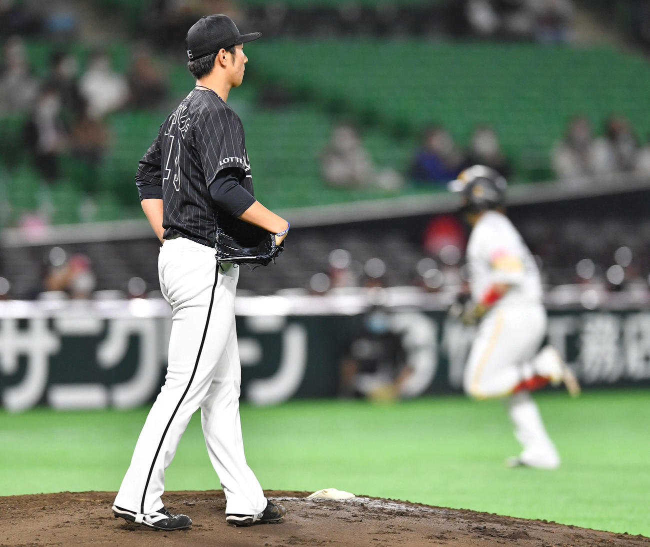 ソフトバンク対ロッテ　3回裏ソフトバンク無死、甲斐（右）に右越え本塁打を打たれた本前（撮影・岩下翔太）