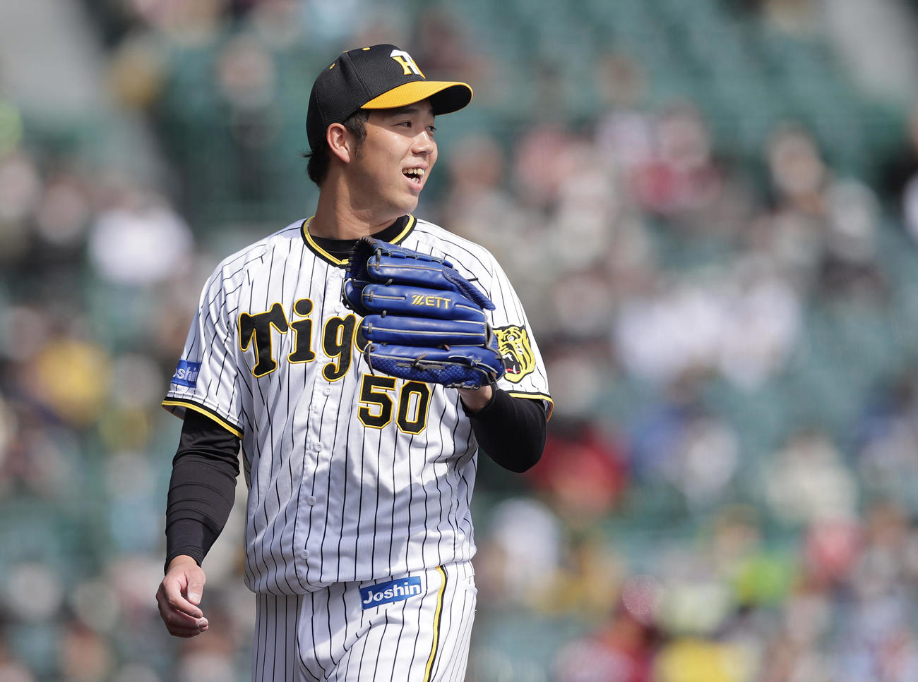 阪神対楽天　2回表を投げ終え、笑顔でベンチへ戻る阪神青柳（撮影・前田充）