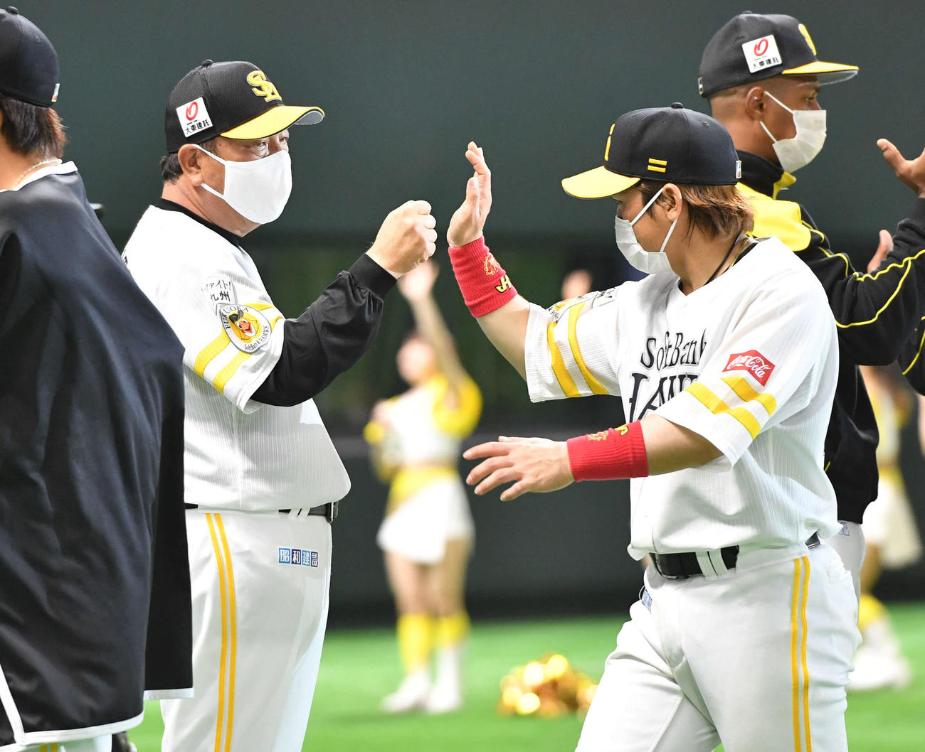 ソフトバンク対ロッテ　ロッテに勝利し、甲斐（右）らナインとタッチを交わす藤本監督（撮影・岩下翔太）