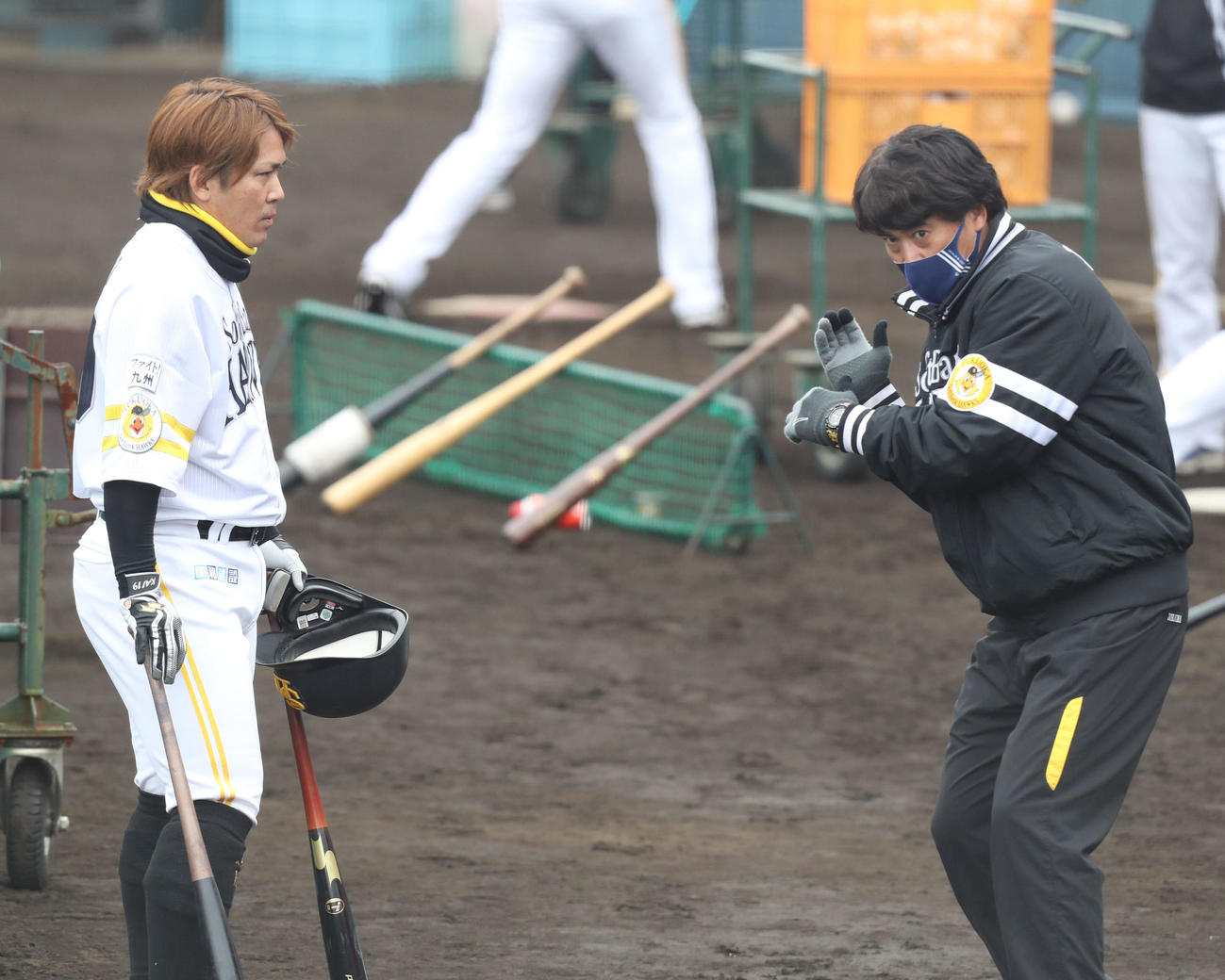 2月3日、甲斐（左）に打撃指導をする城島会長付特別アドバイザー