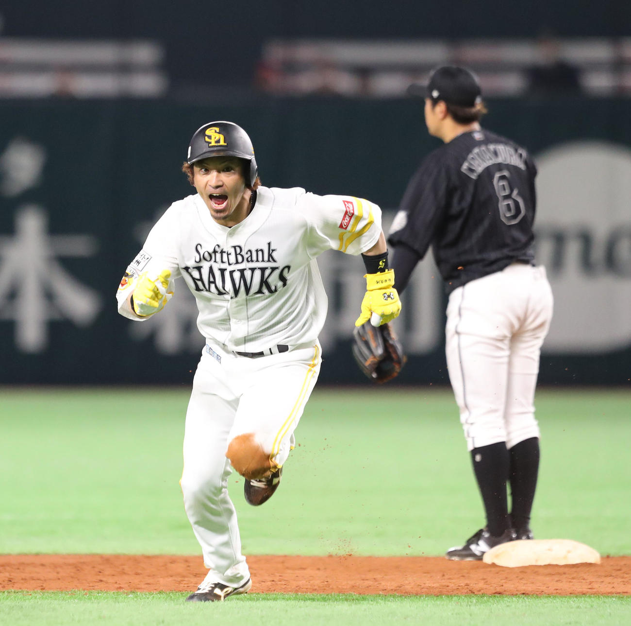 ソフトバンク対ロッテ　4回裏ソフトバンク2死一塁、打者真砂の時、松田は二盗に成功し、送球がそれる間に三塁に達する（撮影・梅根麻紀）