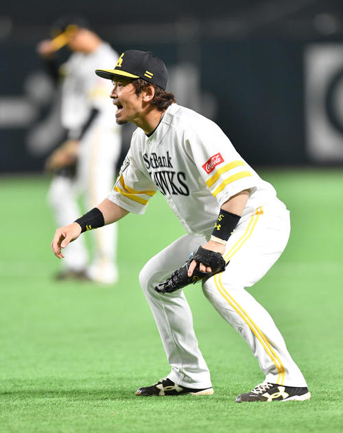 ソフトバンク松田宣浩 ６番一塁 で先発 公式戦では10年シーズン以来の一塁守備無難にこなす プロ野球写真ニュース 日刊スポーツ