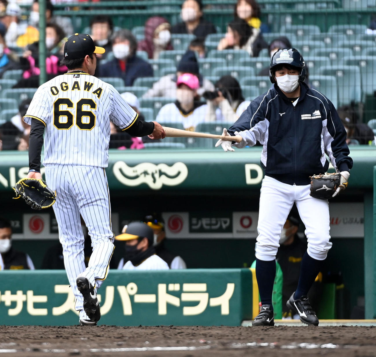 阪神対楽天　7回、小深田のバットを拾いボールボーイに渡す小川（撮影・前岡正明）