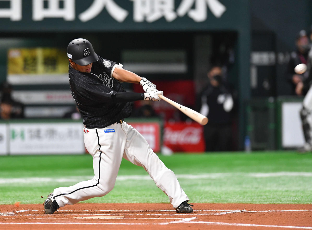 ソフトバンク対ロッテ　6回表ロッテ1死一塁、池田は中越え適時二塁打を放つ（撮影・岩下翔太）