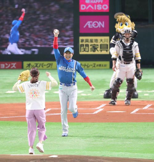 ソフトバンク対日本ハム 始球式で打席に立つ新庄剛志監督、井上清華の投げた球を素手で捕球しそのまま届ける(撮影・梅根麻紀)