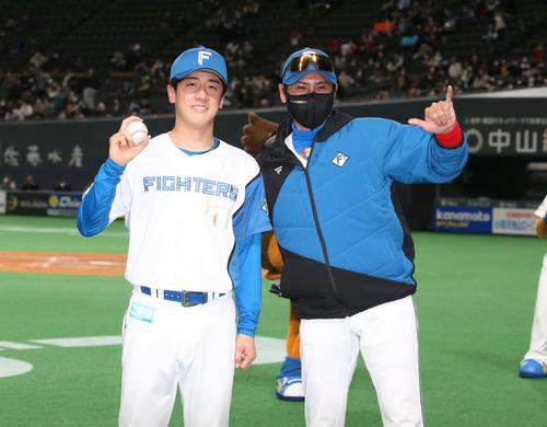 日本ハム対ロッテ プロ初勝利を挙げ新庄監督(右)に祝福される日本ハム北山(撮影・黒川智章)