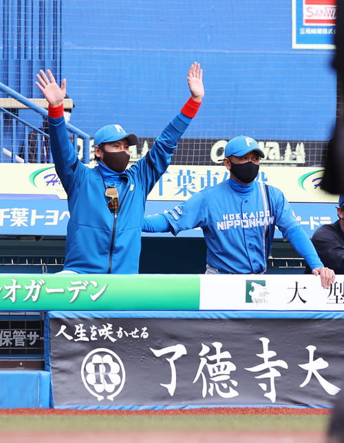 ロッテ対日本ハム 4回表日本ハム1死一、二塁、ヌニエスの適時打に大喜びの新庄監督(左)(撮影・垰建太)