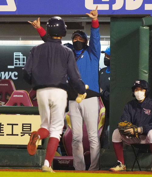 楽天対日本ハム 9回表日本ハム2死一、二塁、石井が2点適時三塁打を放ちポーズを決める新庄監督(撮影・江口和貴)