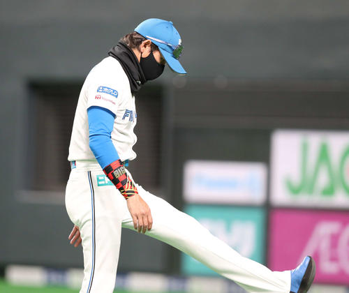 日本ハム対ソフトバンク 投手交代を告げベンチに戻る新庄監督(撮影・黒川智章)