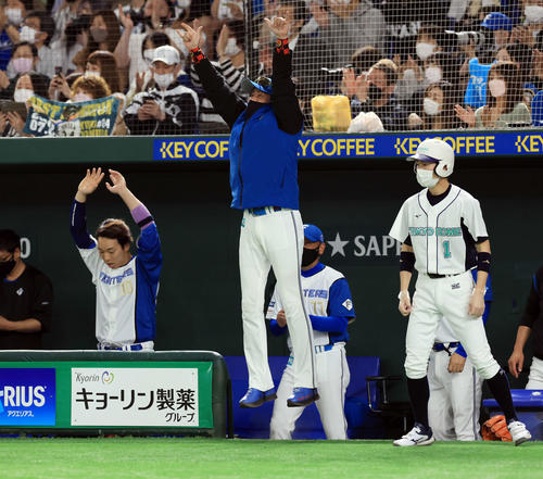 日本ハム対オリックス 3回裏日本ハム1死、野村の本塁打に大ジャンプする新庄監督(撮影・浅見桂子)