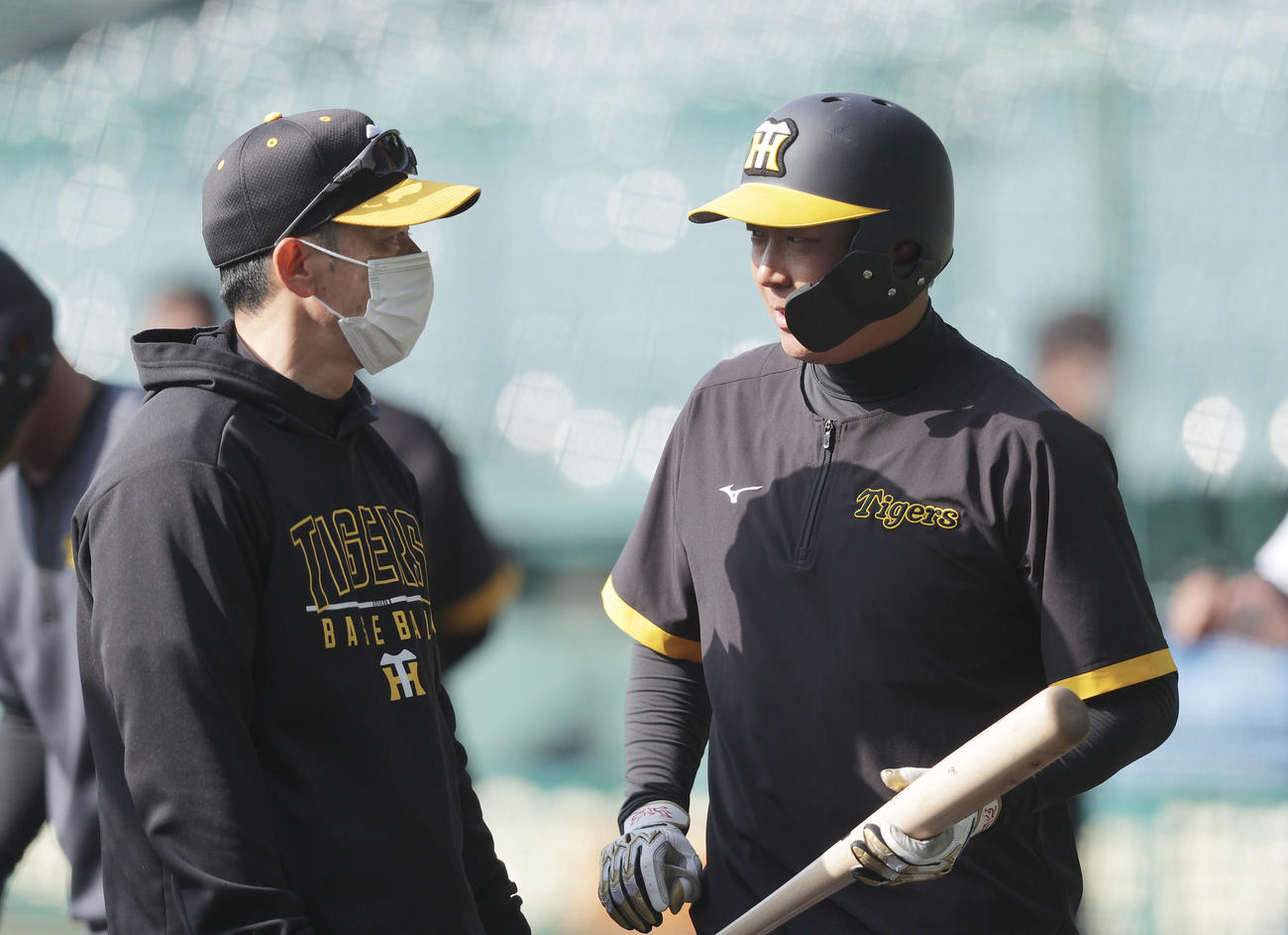 阪神対楽天　試合前練習で阪神矢野監督（左）と言葉を交わす大山（撮影・前田充）
