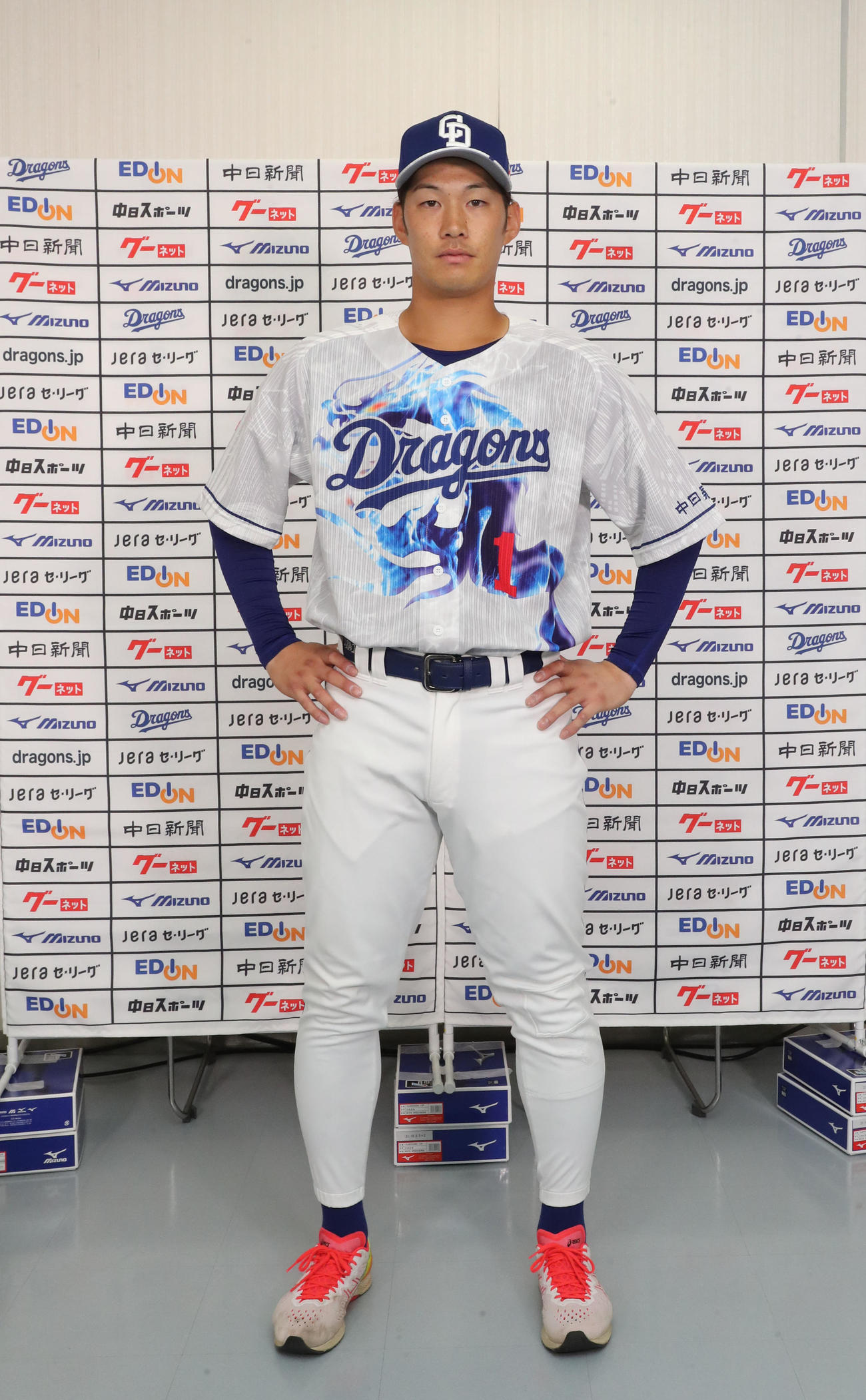 今年の昇竜ユニフォームを着用し披露する京田
