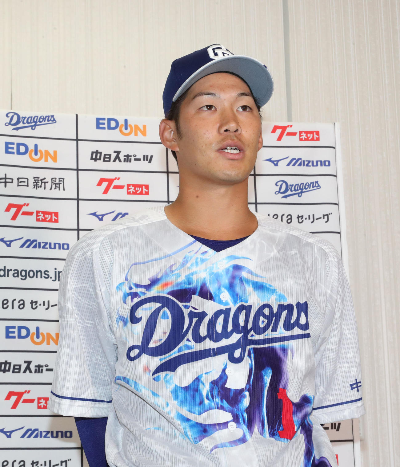 今年の昇竜ユニフォームを着用し取材に応じる京田