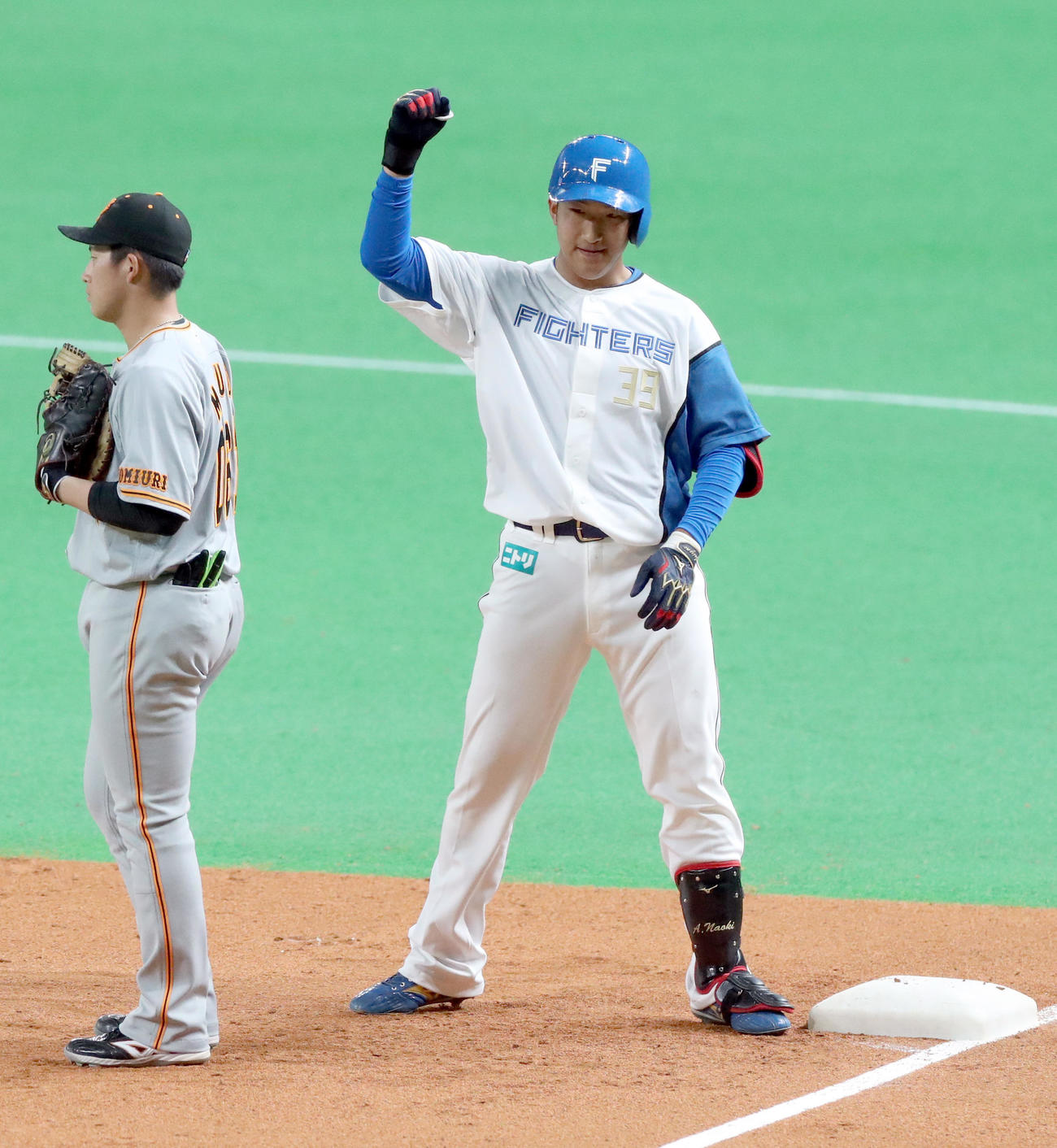 日本ハム対巨人　1回裏日本ハム1死、左前打を放ちガッツポーズをする有薗（撮影・佐藤翔太）