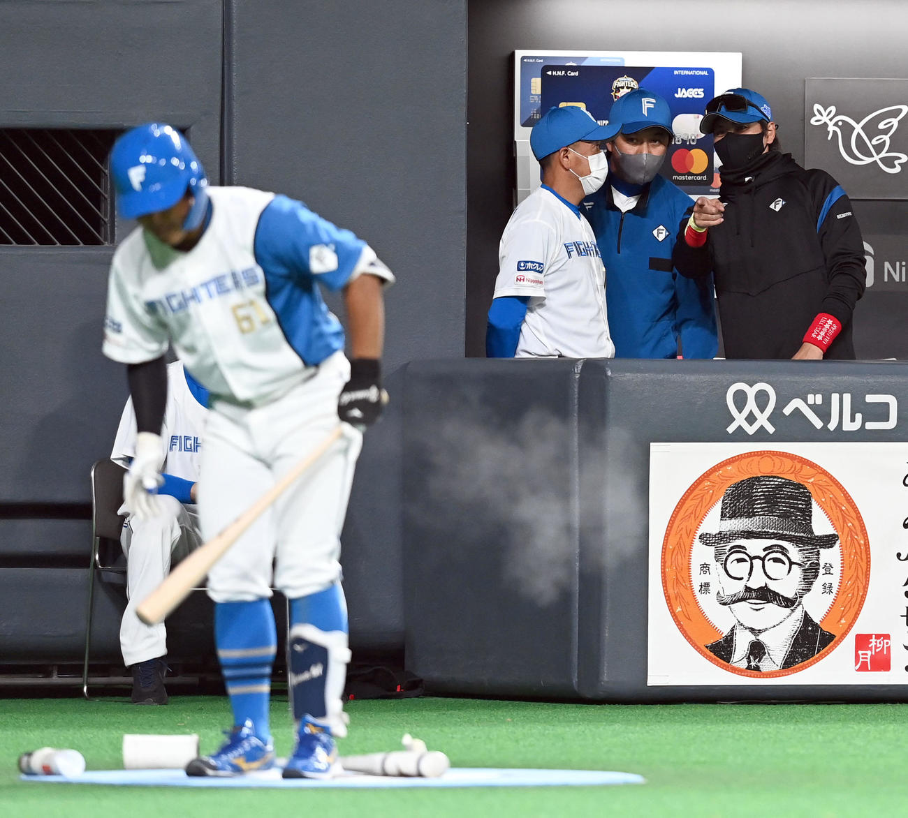 日本ハム対ヤクルト　9回裏日本ハム1死一塁、今川（左）がスパイクを履いていないのに気づく新庄監督（右端）（2022年3月3日撮影）