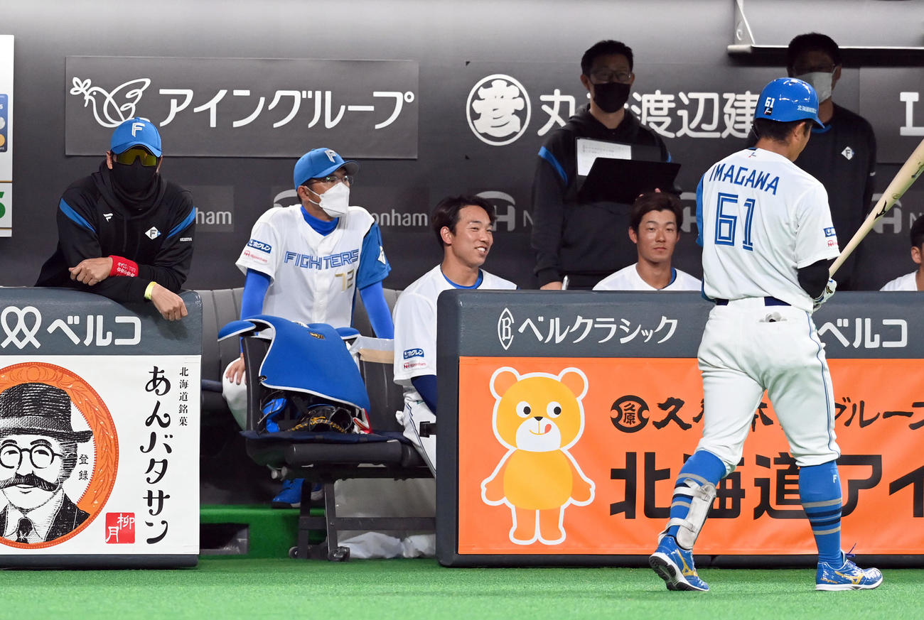 日本ハム対ヤクルト　9回裏日本ハム1死一塁、今川（右端）がスパイクを履いていないのに気づき代打を送った新庄監督（左端））（2022年3月3日撮影）