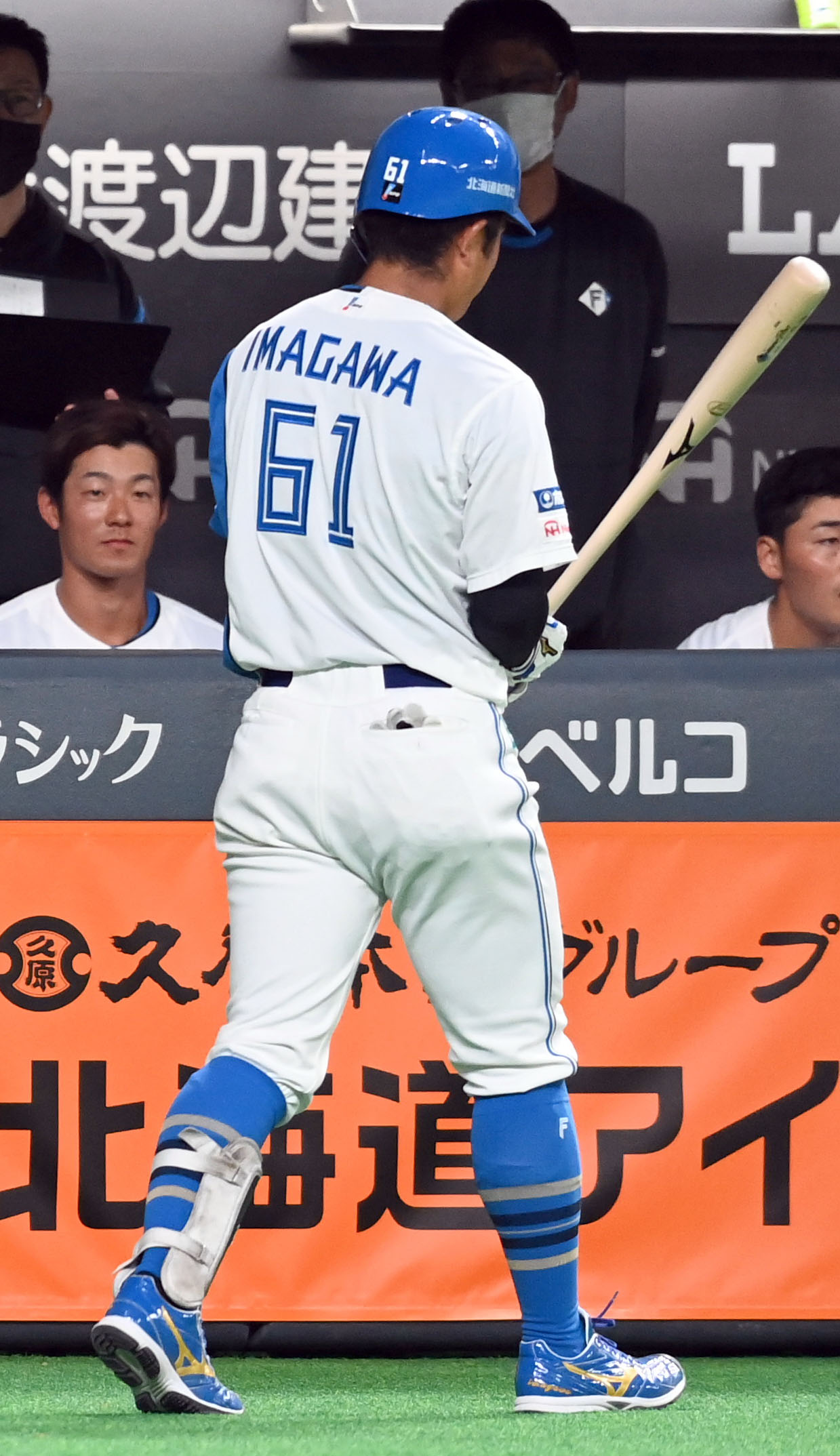 日本ハム対ヤクルト　9回裏日本ハム1死一塁、シューズで打席に立ち代打を出された今川（2022年3月3日撮影）