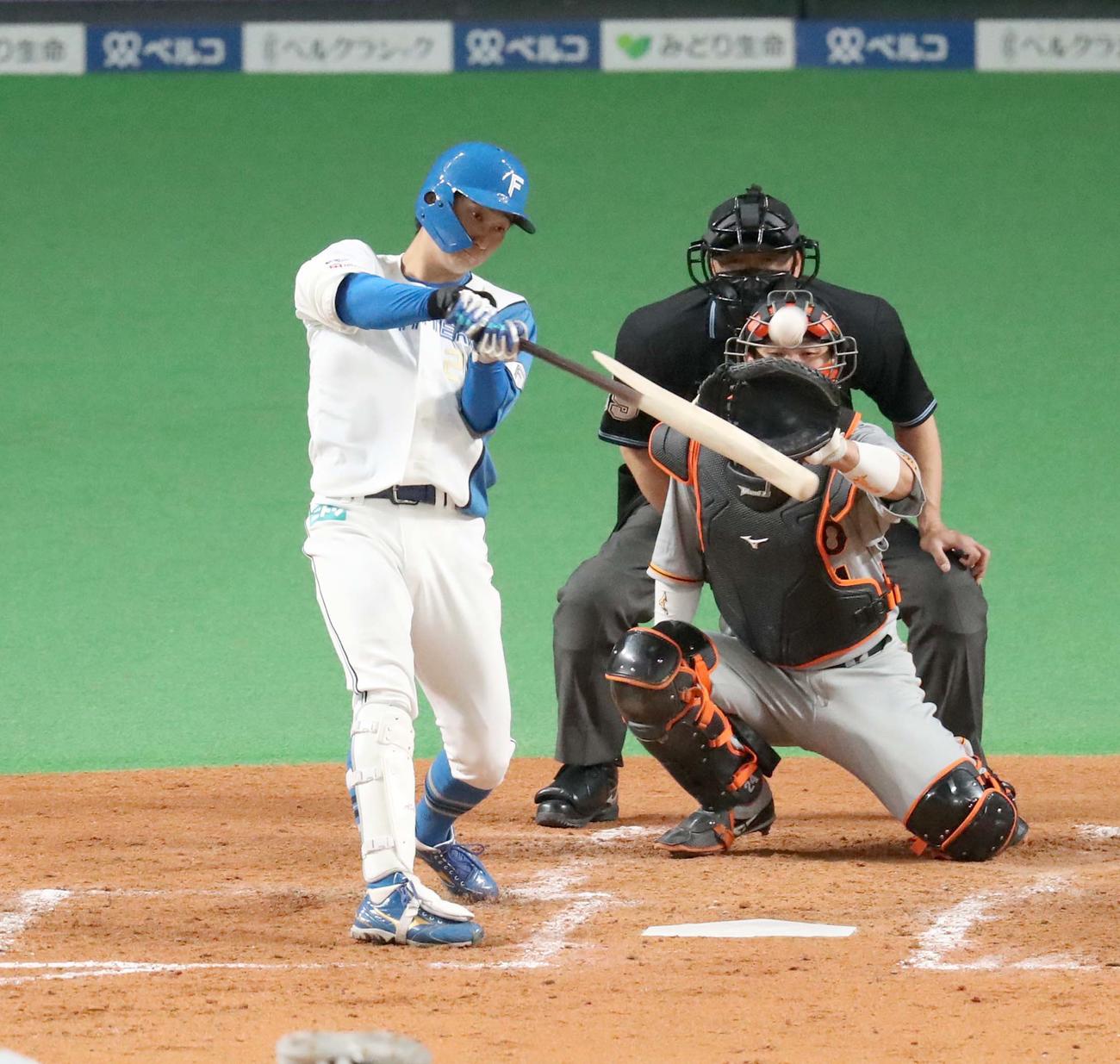 日本ハム対巨人　5回裏日本ハム1死、バットを折りながら二塁打を放つ浅間（撮影・黒川智章）