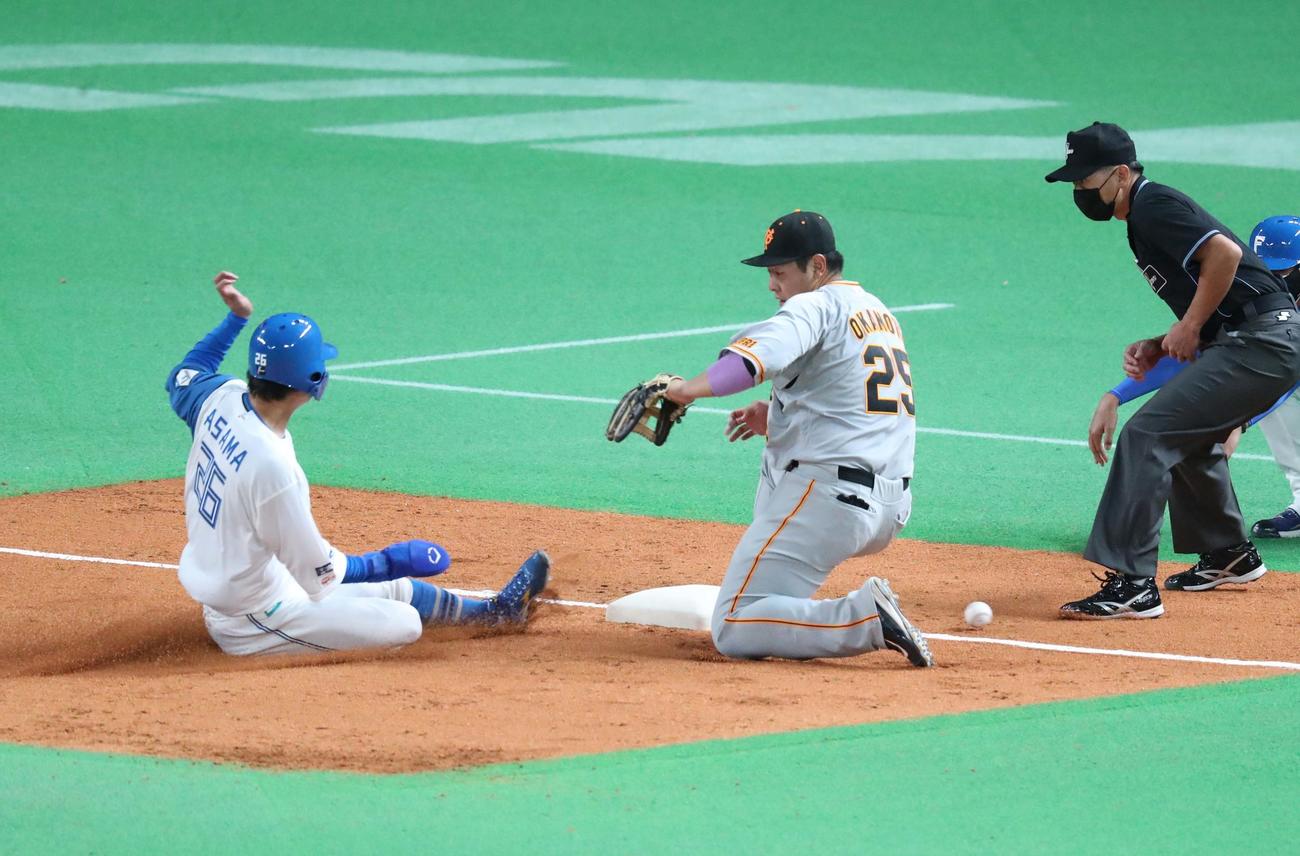 日本ハム対巨人　5回裏日本ハム1死二塁、細川の右飛で浅間は三塁にタッチアップ。送球がそれる間に本塁生還。三塁手岡本（撮影・黒川智章）