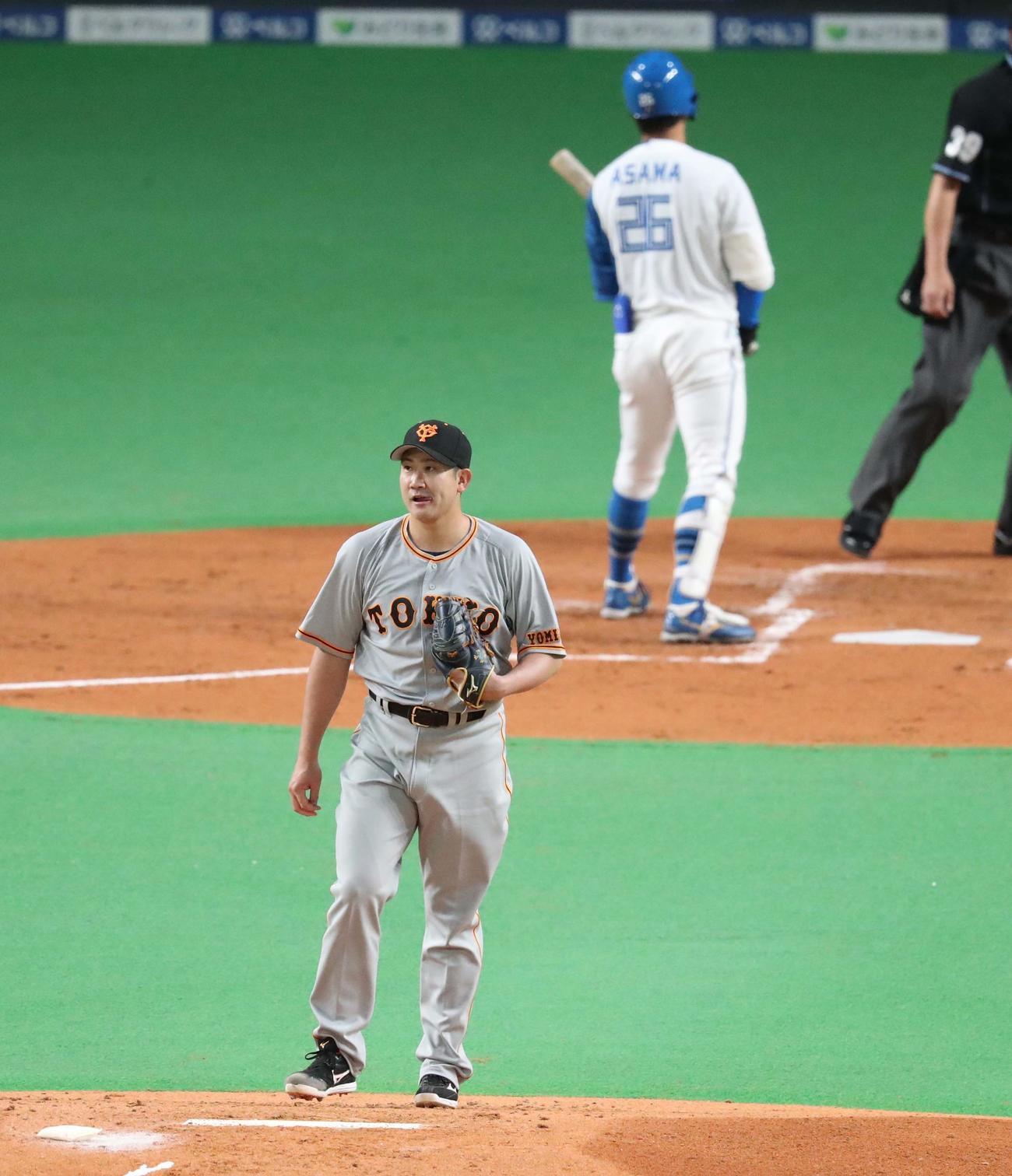 日本ハム対巨人　2回裏日本ハム1死、浅間を三振にとる菅野（撮影・黒川智章）