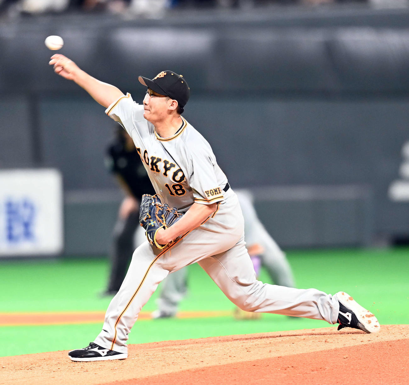 日本ハム対巨人　2回を投げ2安打無失点の巨人の先発菅野（撮影・たえ見朱実）