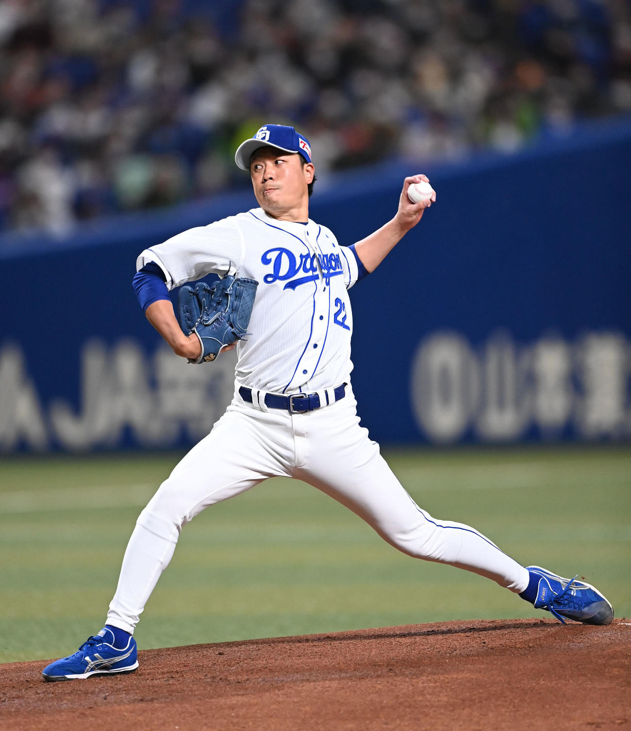 オープン戦中日対ヤクルト　1回表、登板する中日先発の大野雄（撮影・森本幸一）