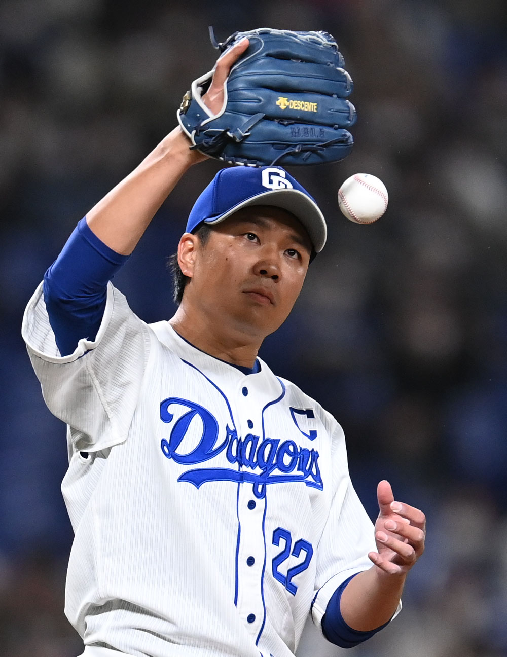 オープン戦中日対ヤクルト　1回表ヤクルト2死二、三塁、返球されたボールを見つめる大野雄（撮影・森本幸一）