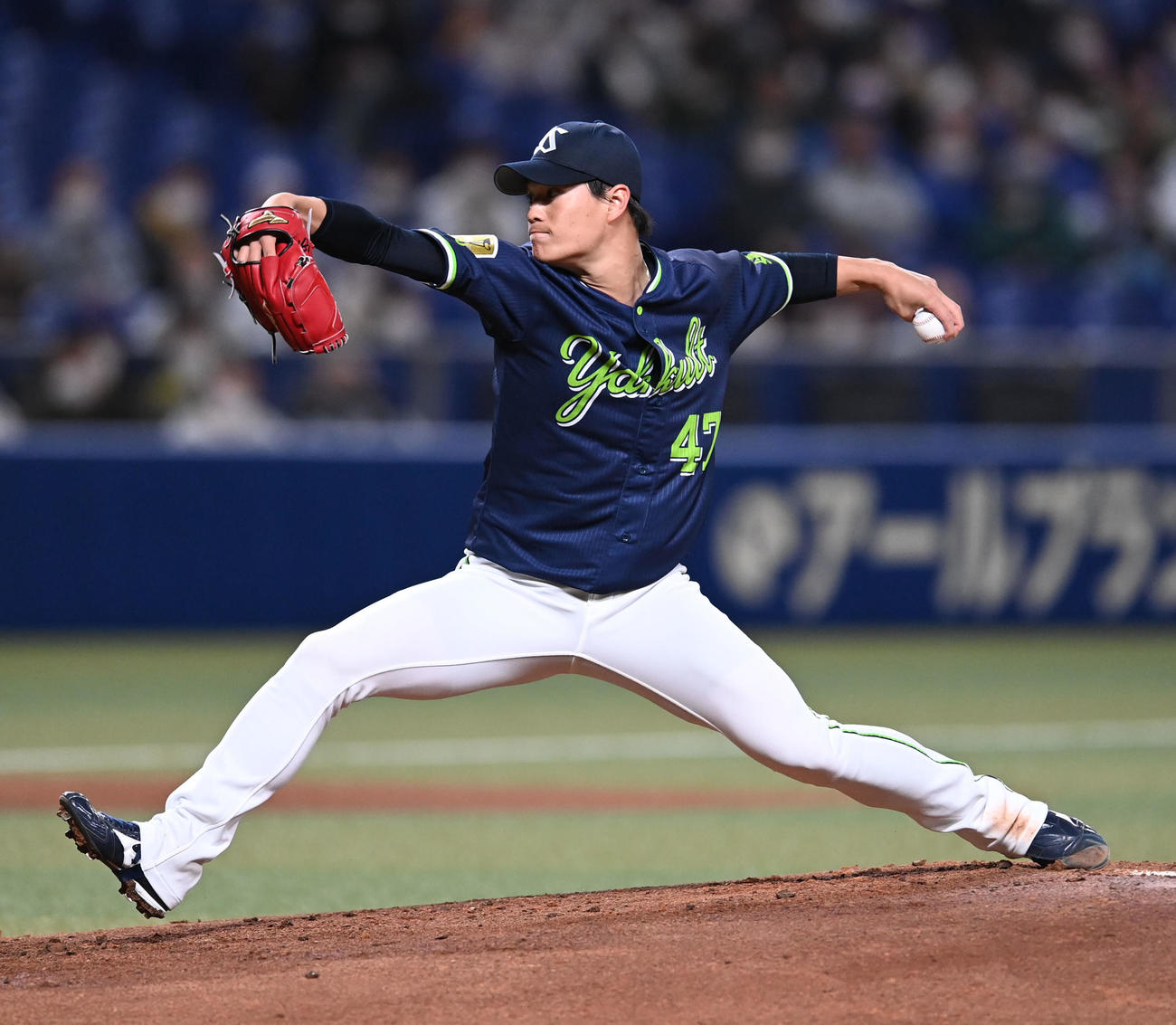 オープン戦中日対ヤクルト　1回裏、登板するヤクルト先発の高橋（撮影・森本幸一）
