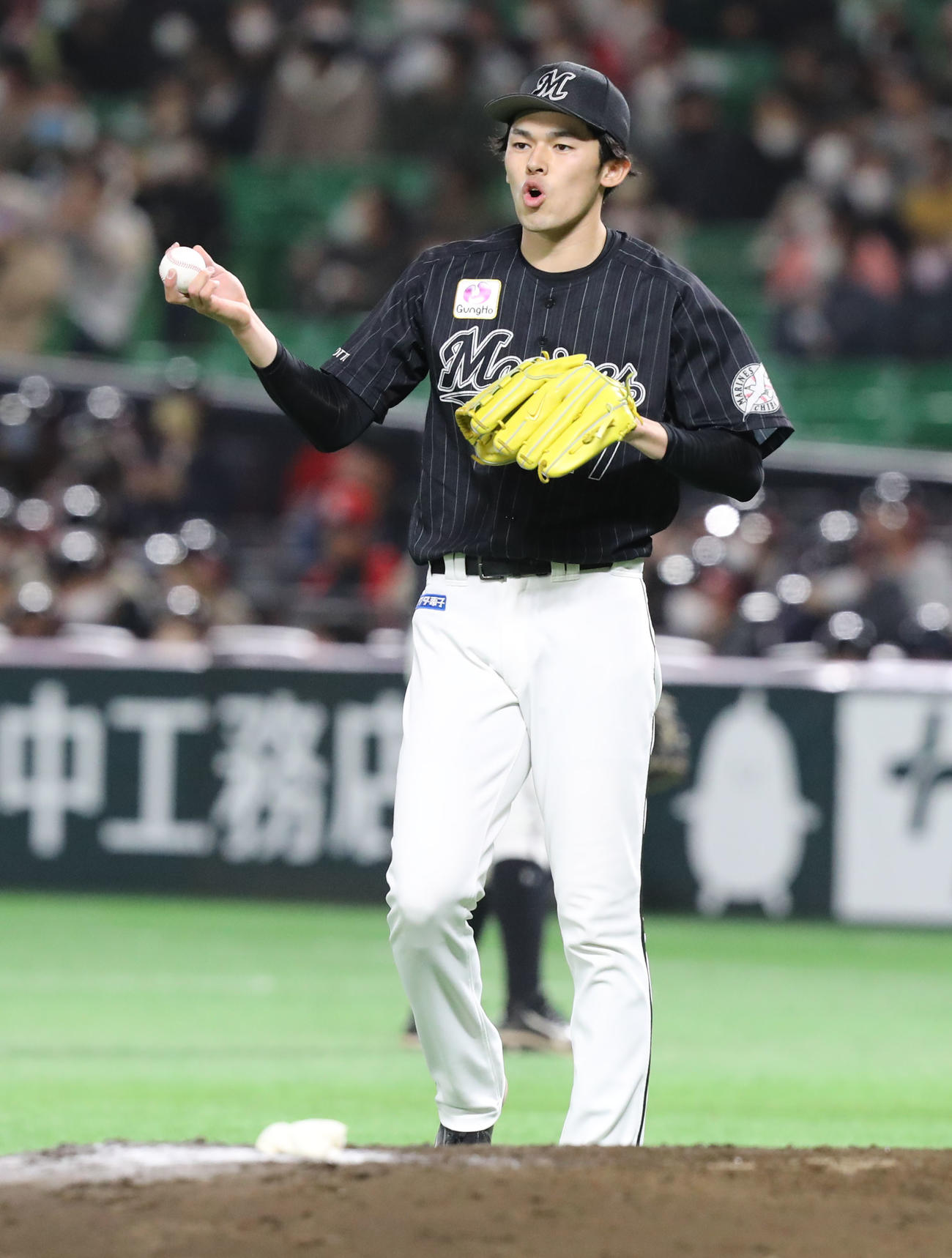 ソフトバンク対ロッテ　5回裏、声を掛ける佐々木朗（撮影・屋方直哉）