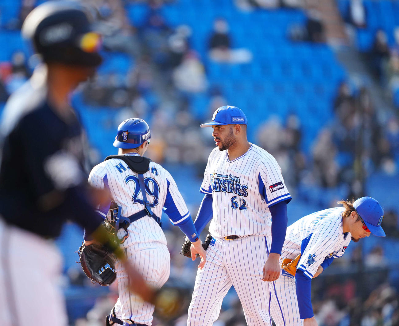 DeNA対オリックス　6回表オリックス無死一、三塁、宗（手前）に四球を与えたエスコバー（中央）（撮影・江口和貴）