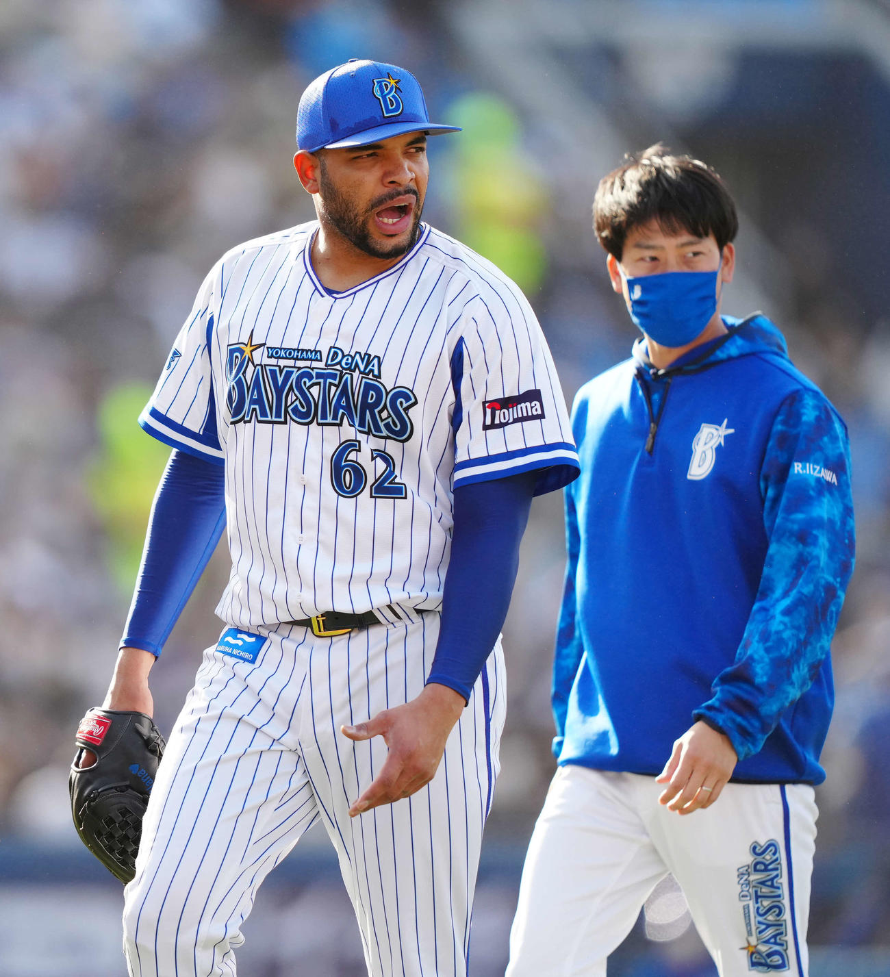 DeNA対オリックス　6回表途中、降板するDeNA5番手のエスコバー（左）（撮影・江口和貴）