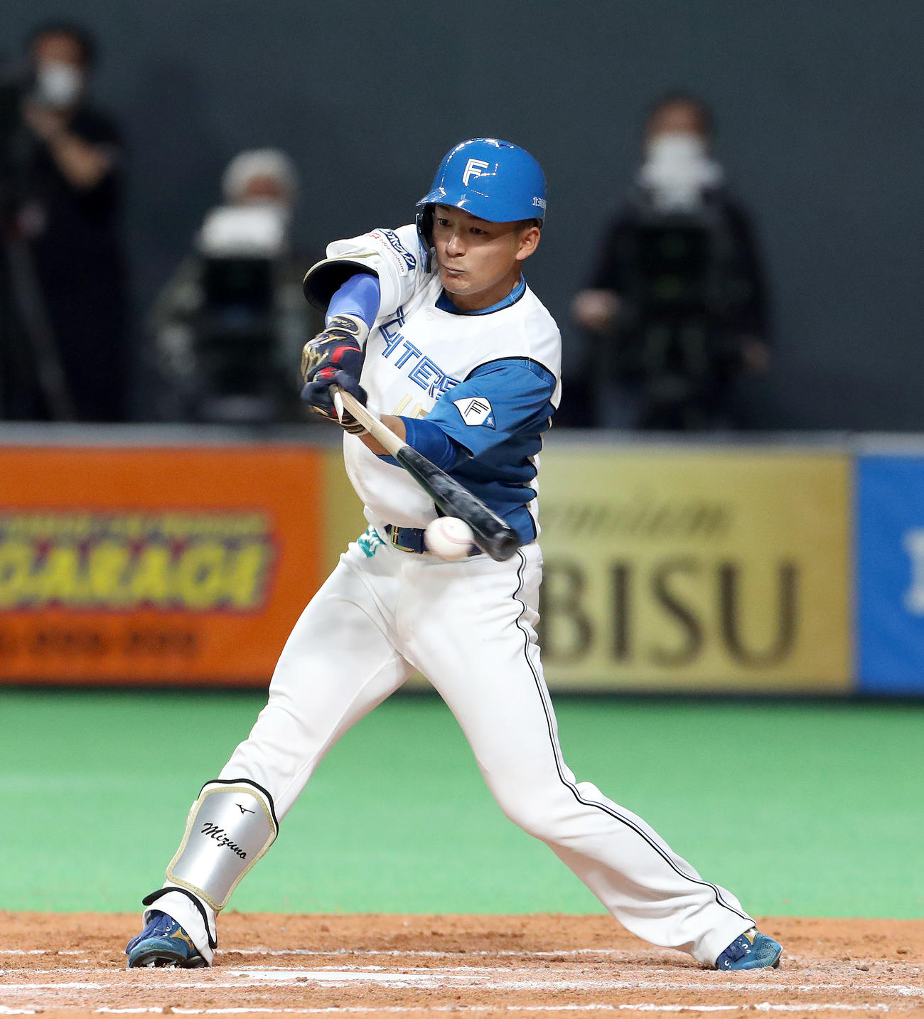 日本ハム対巨人　8回裏日本ハム1死二、三塁、左前適時打を放つ水野（撮影・佐藤翔太）