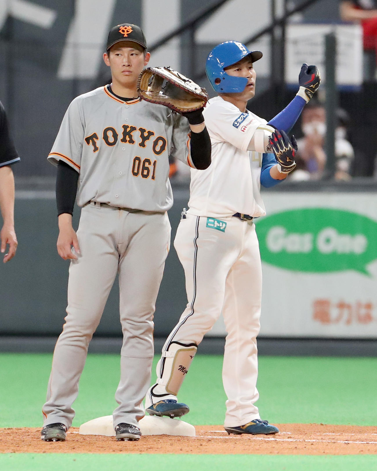 日本ハム対巨人　8回裏日本ハム1死二、三塁、左前適時打を放ちガッツポーズをする水野（撮影・佐藤翔太）