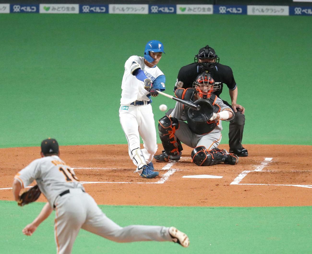 日本ハム対巨人　1回裏日本ハム1死一塁、右翼線に二塁打を放つ水野（撮影・黒川智章）