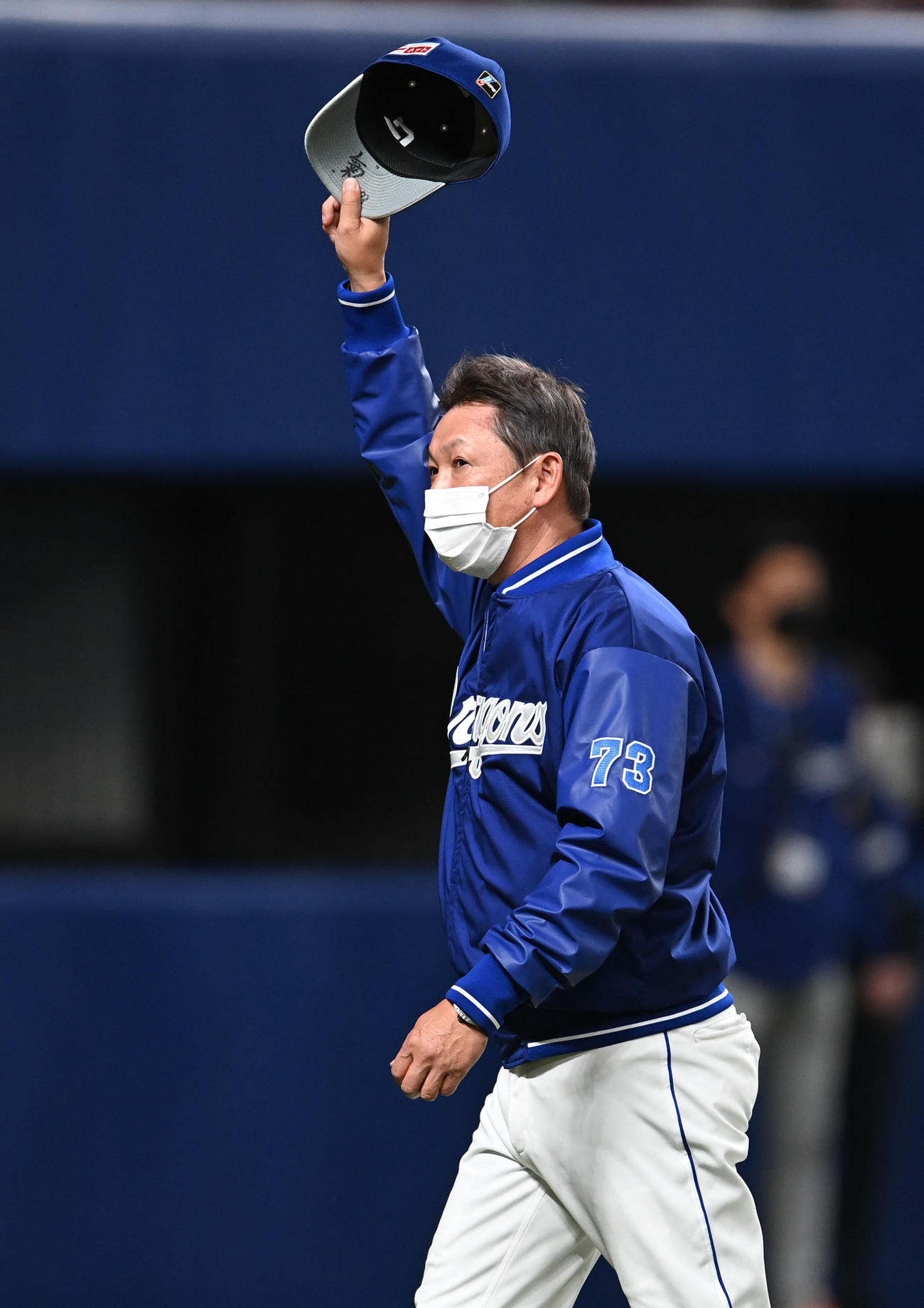 中日対ヤクルト　試合終了、スタンドに手を振る立浪監督（撮影・森本幸一）