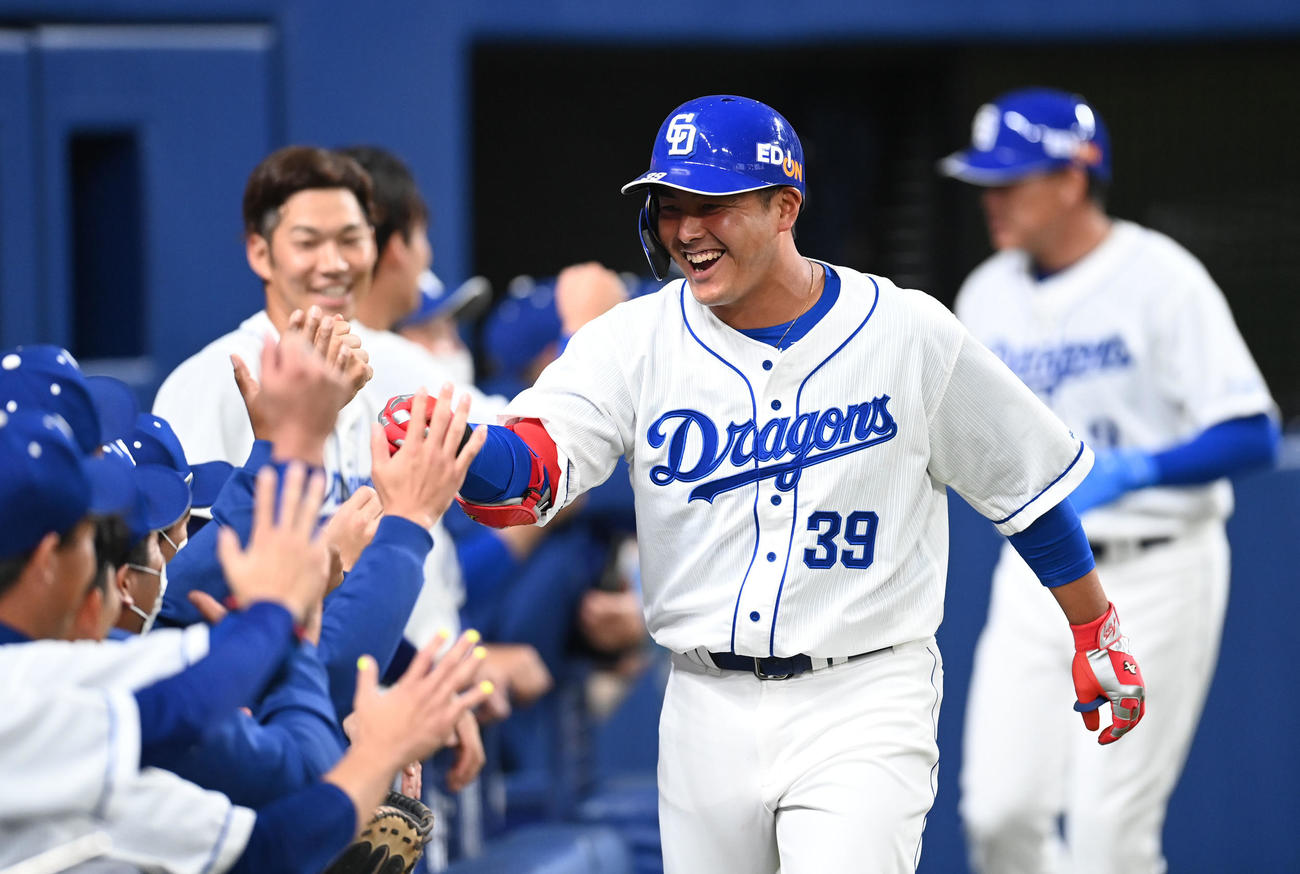 中日対ヤクルト　7回裏中日1死二、三塁、右越え3点本塁打を放った山下（撮影・森本幸一）