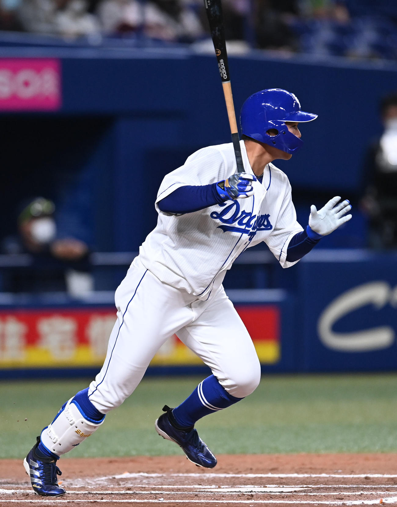 オープン戦中日対ヤクルト　6回裏中日2死二塁、中前適時打を放つ高橋周（撮影・森本幸一）