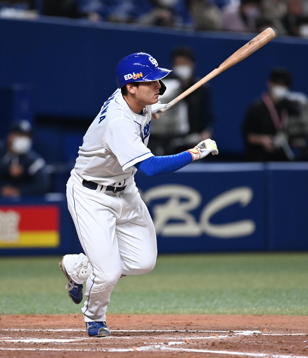 オープン戦中日対ヤクルト　5回裏中日無死一塁、左二塁打を放つ石川昂（撮影・森本幸一）