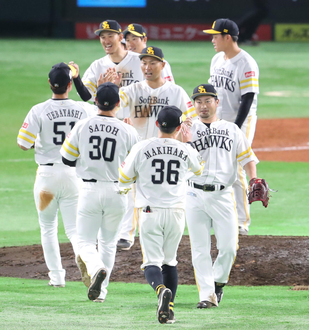 ソフトバンク対ロッテ　9回を抑えた森唯斗はナインと笑顔でハイタッチ（撮影・梅根麻紀）