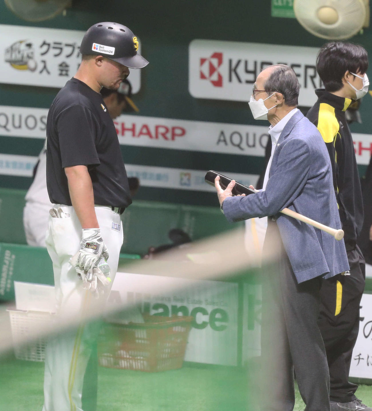 ソフトバンク対ロッテ　リチャードに指導をする王球団会長（撮影・屋方直哉）