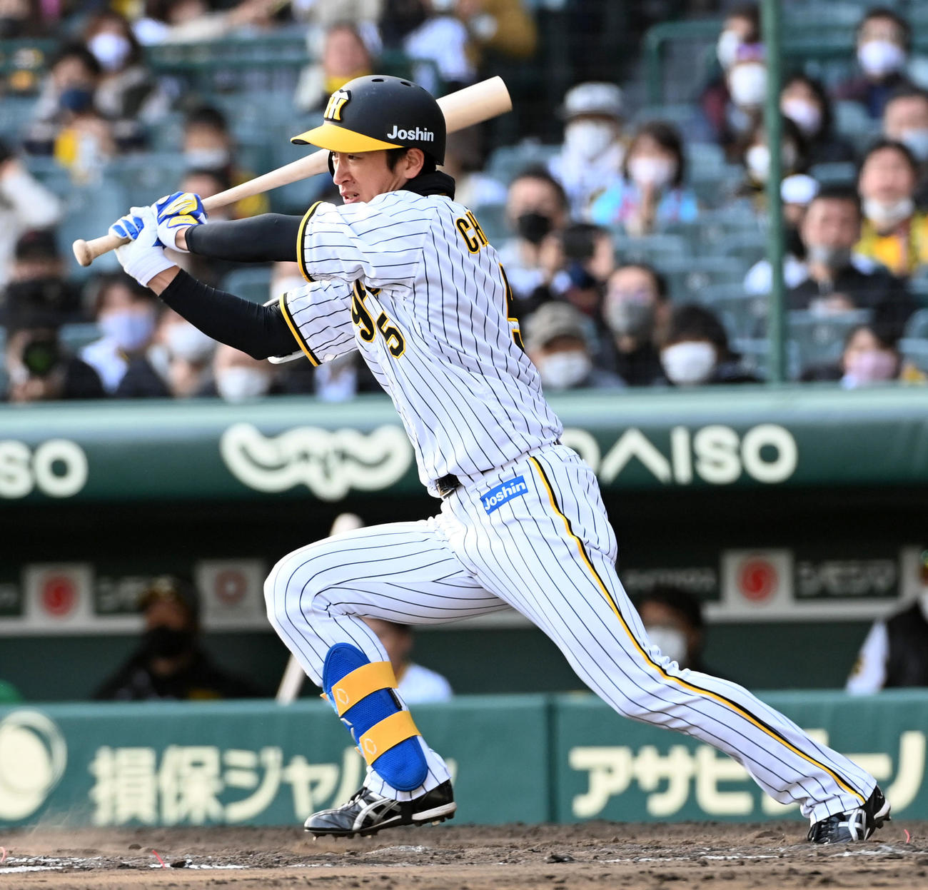 阪神対楽天　8回裏阪神2死三塁、中前適時打を放つ近本（撮影・前岡正明）