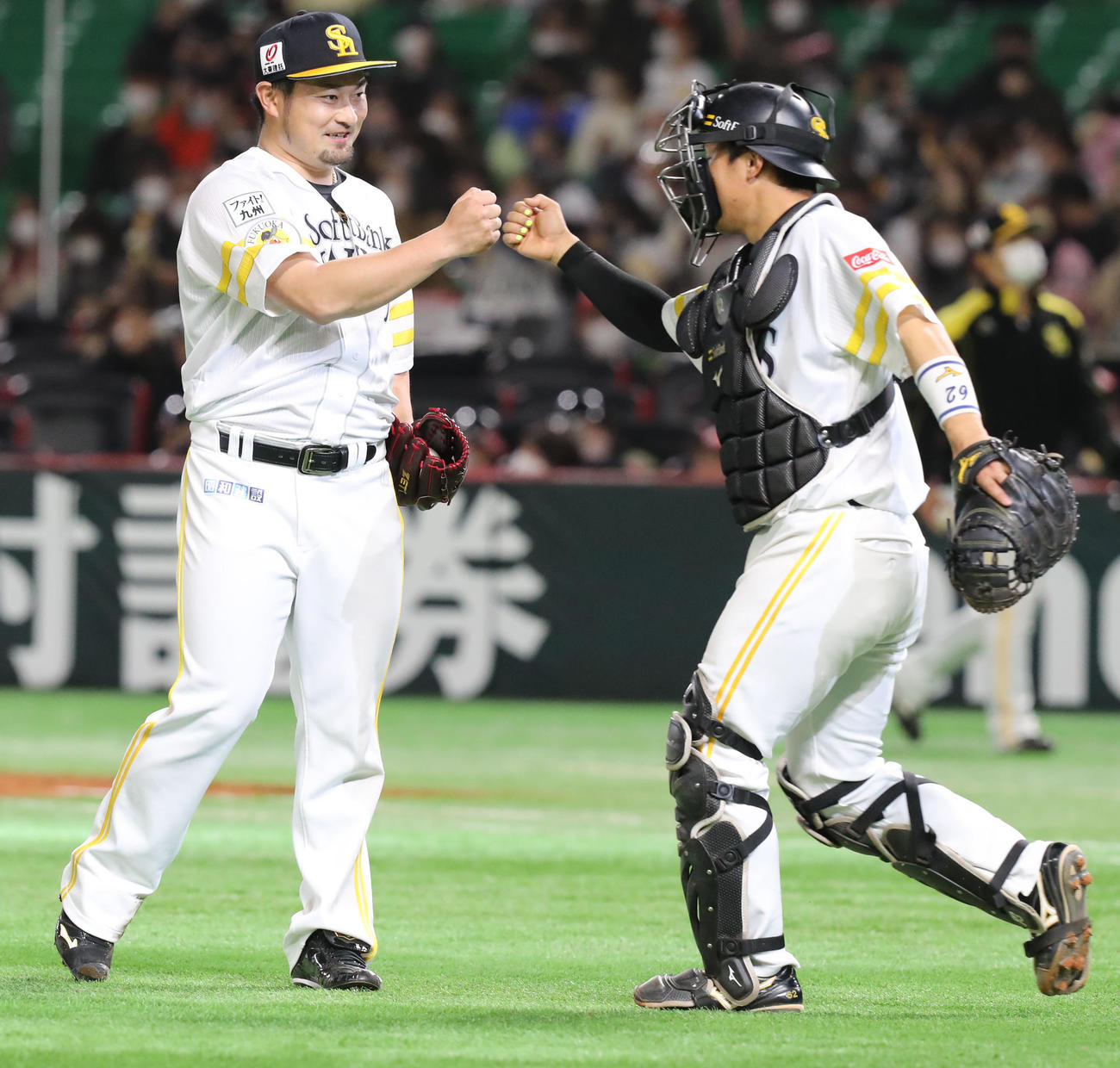 ソフトバンク対ロッテ　ロッテに勝利し、グータッチをする森（左）と海野（撮影・屋方直哉）