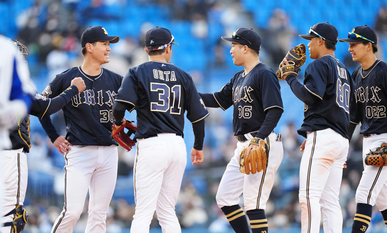 DeNA対オリックス　勝利のタッチをかわすオリックスの選手たち（撮影・江口和貴）