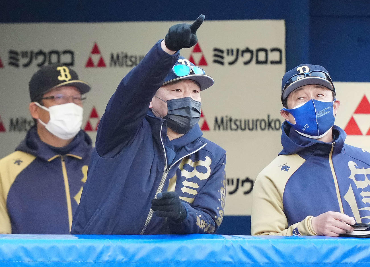 DeNA対オリックス　9回裏、ベンチから指示を出すオリックス中嶋監督（中央）（撮影・江口和貴）