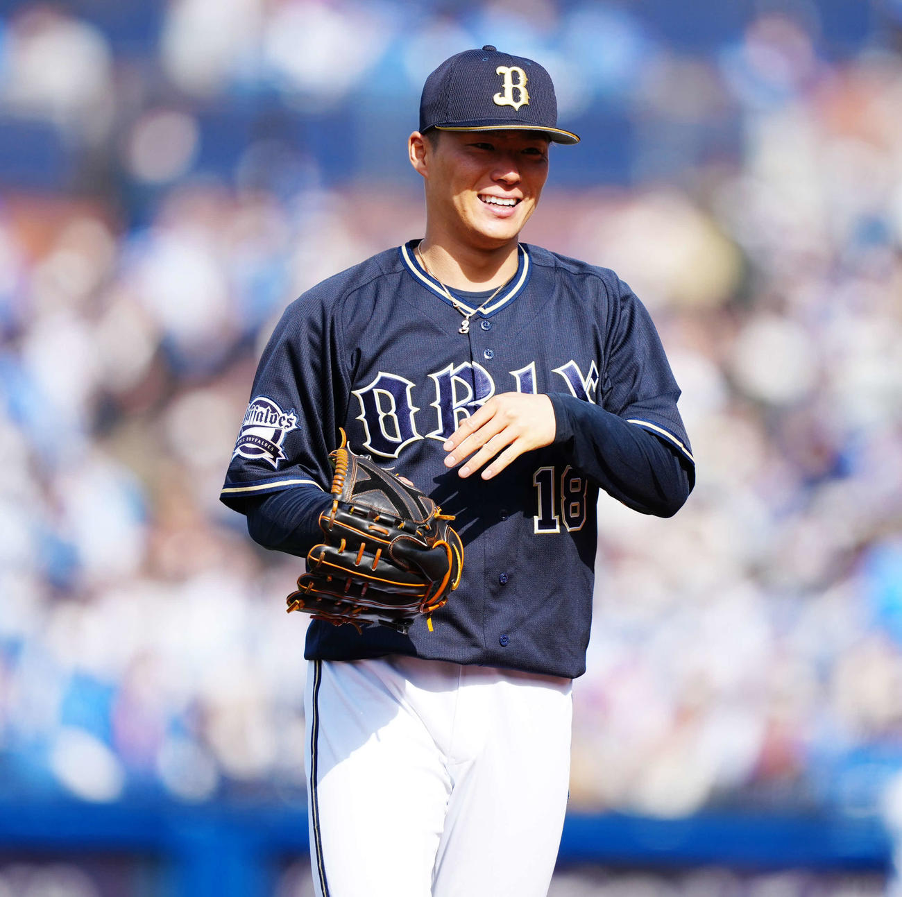 DeNA対オリックス　2回裏終了後、笑みを浮かべベンチに引き揚げるオリックス先発の山本（撮影・江口和貴）