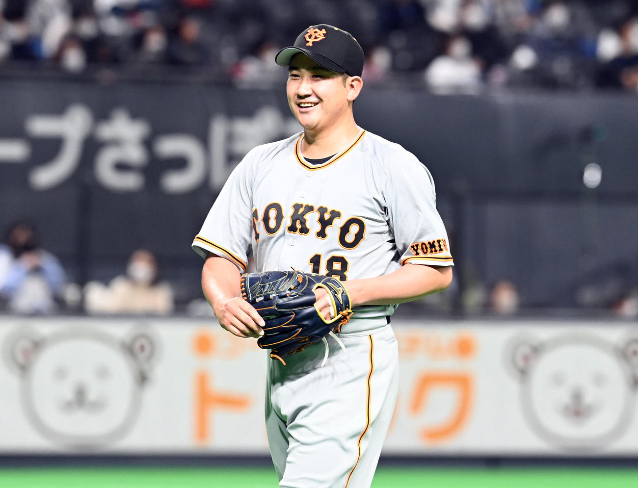 日本ハム対巨人　2回、無失点に抑え笑顔で引き揚げる巨人の先発菅野（撮影・たえ見朱実）