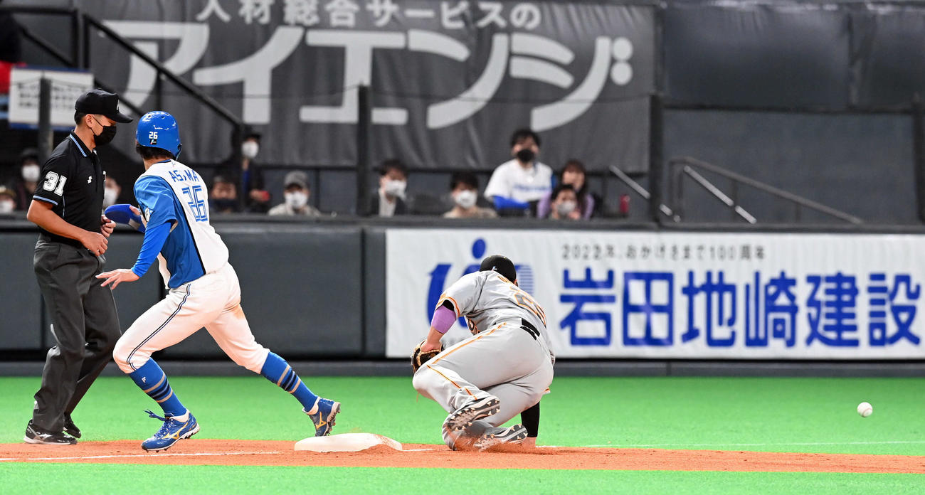 日本ハム対巨人　5回裏日本ハム1死二塁、松原の悪送球で先制を許す巨人（撮影・たえ見朱実）